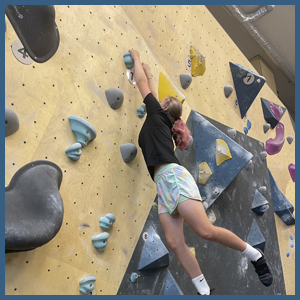 Immer an der Wand lang! Die 7c bouldert.